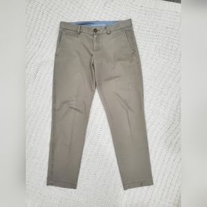 Banana Republic women's weekend chino size 6 stretch in beige/tan color